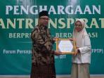 santriwati-menerima-penghargaan-dari-FTPT-DIY.jpg