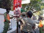 satpol-pp-kota-magelang-tertibkan-puluhan-atribut-bakal-pasangan-calon-tak-berizin.jpg