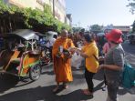 sejumlah-bhiksu-menerima-sedekah-dari-para-umat1_20170509_100042.jpg