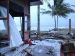 sejumlah-villa-yang-porak-poranda-diterjang-tsunami-di-pantai-carita.jpg