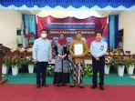 sekda-diy-drsr-kadarmanta-baskara-aji-menyerahkan-sk-gubernur-diy-penetapan-smkn-1-sewon.jpg