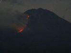 selasa-malam-gunung-semeru-muntahkan-lava-pijar-tiga-kali-ke-arah-besuk-kobokan.jpg