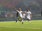selebrasi-cium-emblem-arema-fc-dan-bergaya-bak-singa-kh-yudo-bangga-dan-bahagia.jpg