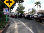 senin-siang-lalu-lintas-simpang-empat-denggung-terpantau-ramai-lancar_20180806_142858.jpg