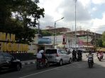 senin-siang-simpang-denggung-sleman-terpantau-ramai-lancar_20180723_132011.jpg