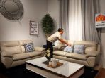 seorang-karyawan-informa-tengah-menata-display-sofa_20180908_190744.jpg