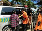 seorang-wisatawan-yang-dibawa-menggunakan-ambulans-lantaran-tersengat-ubur-ubur.jpg