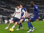 son-heung-min-dijaga-marcos-alonso-dan-antonio-rudiger-di-liga-inggris-tottenham-vs-chelsea.jpg