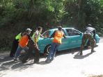 sosok-ini-rela-korbankan-tenaga-untuk-bantu-wisatawan_20180619_150936.jpg