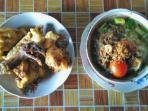 soto-dan-lauk-di-warung-soto-sewu_20150905_230642.jpg