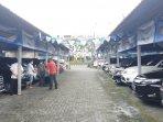 suasana-penjualan-mobil-bekas-di-bursa-mobil-bekas.jpg