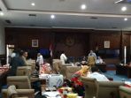 suasana-ruang-rapat-verifikasi-dokumen-penetapan-saat-skors_20170724_163904.jpg