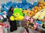 suratinah-menunjukkan-boneka-hasil-buatan-mereka-di-tempat-usaha.jpg