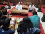 sutrisna-wibawa-dan-mahmud-ardi-widanto-baju-putih-saat-buka-puasa-bersama.jpg