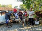 sutrisna-wibawa-kemeja-batik-saat-menyerahkan-bantuan-hewan-kurban-untuk-hari-raya.jpg