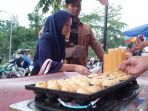 takoyaki-di-pasar-kuliner-ramadan-masjid-kampus-ugm_20180517_195908.jpg