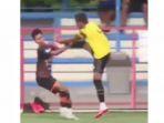 tendangan-kungfu-syaiful-indra.jpg
