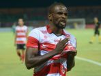 tepis-rumor-pindah-ke-persib-bandung-greg-madura-united-is-my-home_20180307_091321.jpg