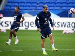 theo-hernandez-dalam-sesi-latihan-timnas-prancis-30-agustus-2021-jelang-kualifikasi-piala-dunia-2022.jpg