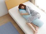 tidur-peluk-guling_20171130_162936.jpg