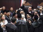 tim-kuasa-hukum-capres-01-meluapkan-kegembiraan-seusai-sidang-sengketa-pilpres-2019.jpg