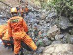 tim-sar-gabungan-mengangkat-jenazah-wisatawan-di-air-terjun-tiu-kelep-lombok-utara.jpg