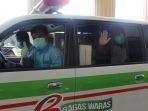 triyono-48-tahun-warga-klaten-tengah-kamis-1642020-diantar-pulang-dengan-mobil-ambulans.jpg