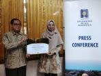 uii-raih-sertifikat-penghargaan-sni-award-2017_20171122_130727.jpg