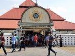 umat-muslim-usai-menjalani-ibadah-salat-jumat-di-masjid.jpg