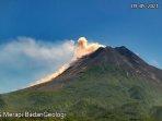 update-gunung-merapi-11-mei-2021-dalam-6-jam-gunung-merapi-alami-7-guguran-lava-pijar.jpg