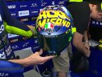 valentino-rossi-pakai-helm-desain-khusus-di-motogp-san-marino-ini-maknanya_20180908_185226.jpg