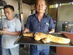 viral-roti-buaya-berkalung-ban-di-palu-pemilik-terinspirasi-kesukesan-matt-wright-dan-chris-wilson.jpg