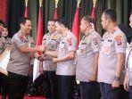 wakapolri-serahkan-penghargaan-kapolres-sleman.jpg