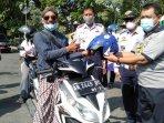 wakil-bupati-bantul-joko-purnomo-memberikan-helm-pada-pengguna-jalan.jpg