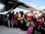 warga-antre-untuk-dievakuasi-menggunakan-pesawat-hercules-ke-luar-palu_20181001_122410.jpg