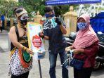 warga-berkostum-tokoh-pewayangan-ikut-membagikan-masker-saat-kepolisian-ri.jpg