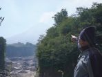 warga-desa-kaliurang-memperlihatkan-kawah-gunung-merapi-yang-masih-berasap_20180511_132420.jpg