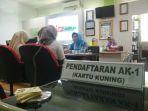 warga-melakukan-proses-pendaftaran-pengurusan-ak1-di-dinas-koperasi.jpg