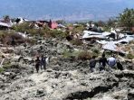 warga-petobo-mengangkuti-barang-sisa-gempa-palu_20181002_102909.jpg