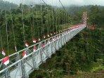 warga-saat-melintasi-Jembatan-Gantung-Girpasang.jpg