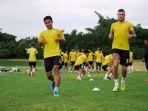 winger-pss-sleman-irkham-zahrul-mila-kiri-saat-menajalani-latihan-tim-di-lapangan-sepakbola-yis-2.jpg