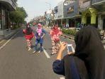 wisatawan-memanfaatkan-momen-uji-coba-malioboro.jpg
