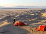 wisatawan-menikmati-matahari-terbit-di-gurun-taklamakan_20181012_112744.jpg