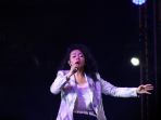 yura-yunita-bikin-galau-hari-perdana-prambanan-jazz-4_20180817_211654.jpg