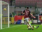 zlatan-ibrahimovic-membuka-skor-melewati-kiper-alex-cordaz-di-liga-italia-ac-milan-vs-crotone.jpg