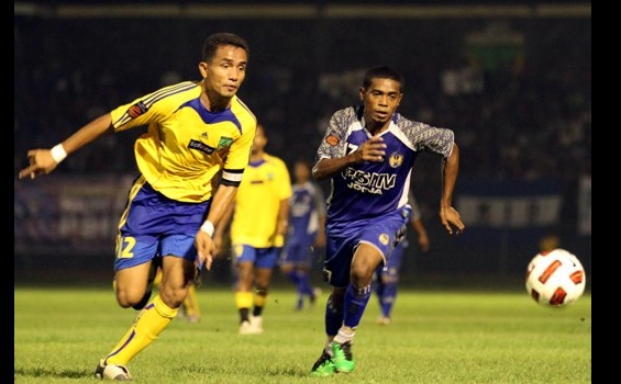 Elthon Maran (biru) berseragam PSIM Yogyakarta.