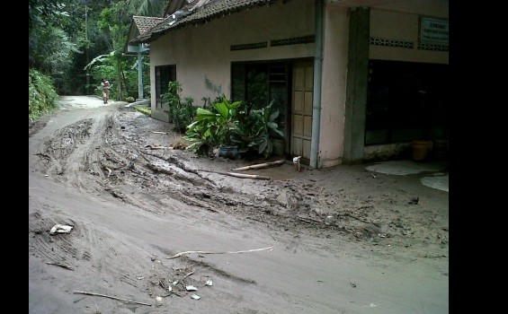 Lumpur juga Labrak Rumah Kepala SD Bronggang - IMG00374-20110104-1434.jpg