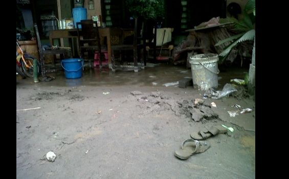 Lumpur juga Labrak Rumah Kepala SD Bronggang - IMG00376-20110104-1438.jpg
