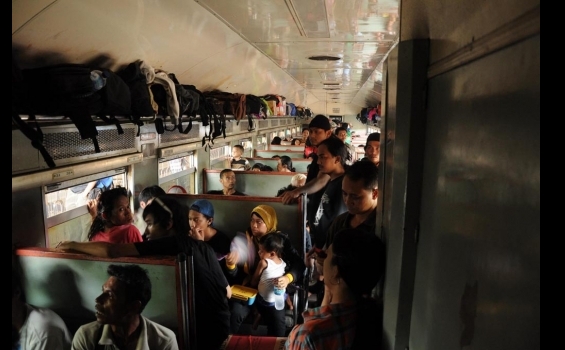 Gerbong Aling-Aling Kosong Border Kereta Berjubel - DSC_0015.jpg