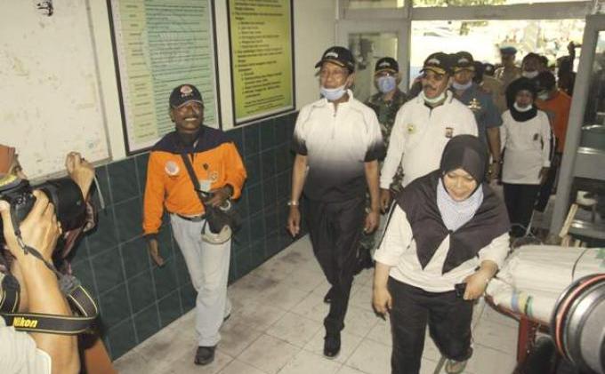 Ini Dia Foto-Foto Sultan Meninjau Lokasi Terdampak Abu Kelud - Sultan_4.jpg